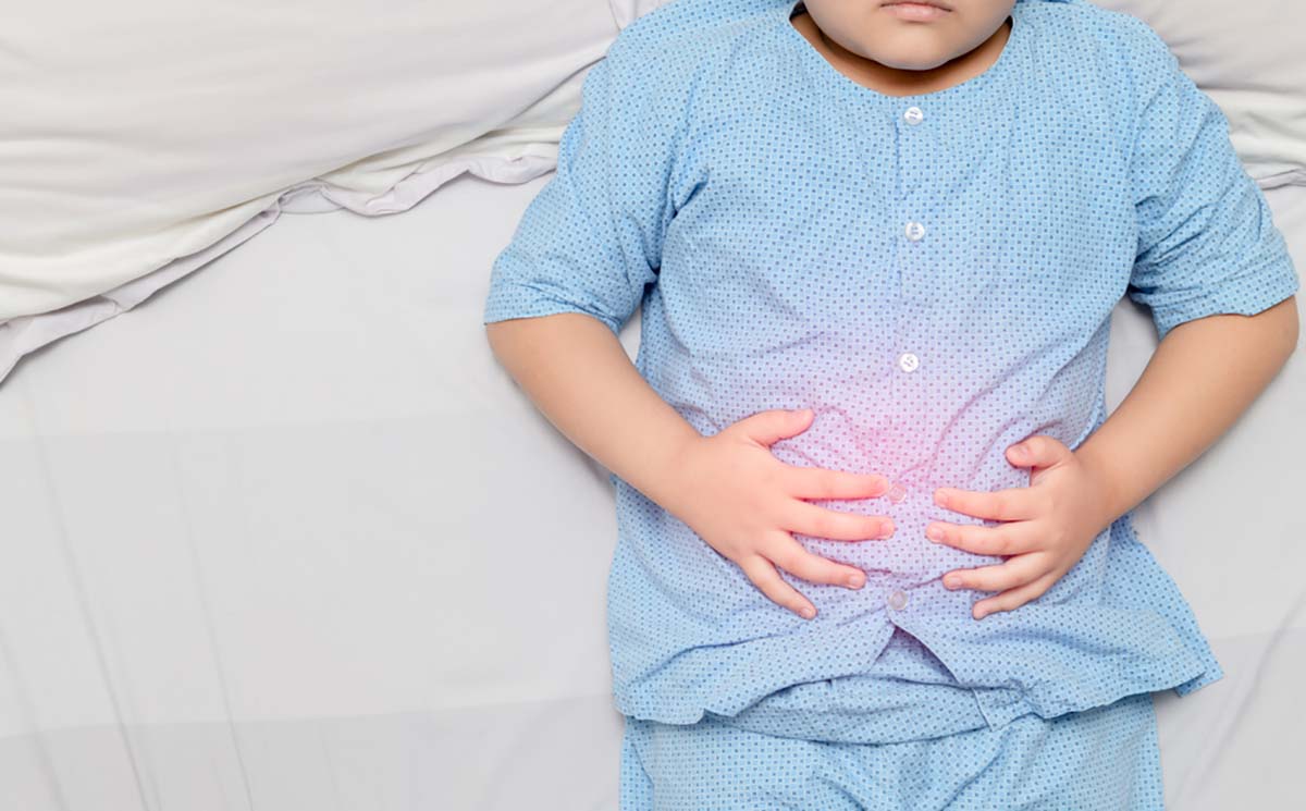 Trẻ em bị sốt và nôn là bệnh gì và có dấu hiệu đau bụng