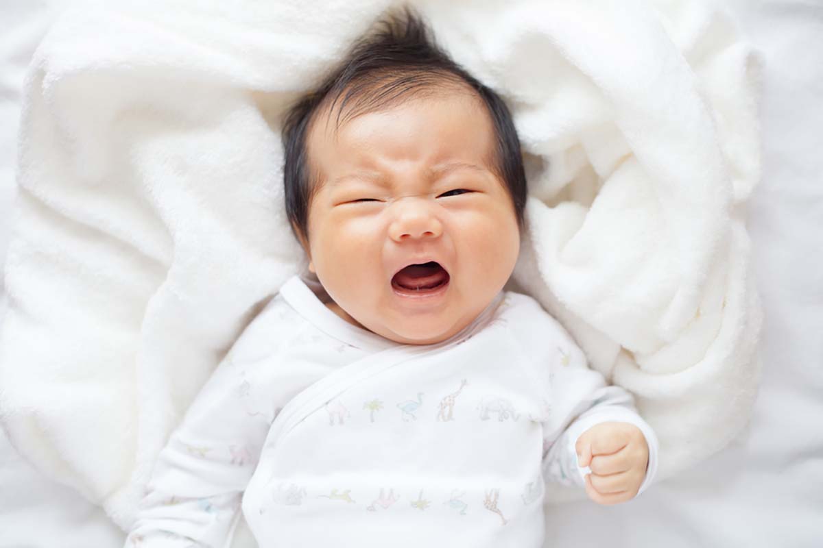 trẻ sơ sinh thở mạnh có thể kèm sốt cao