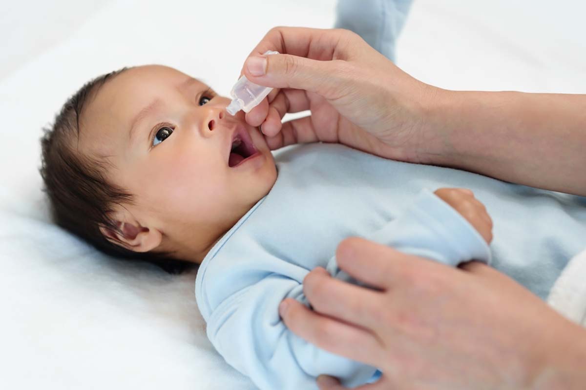 Khi trẻ sơ sinh thở mạnh cần vệ sinh mũi cho bé