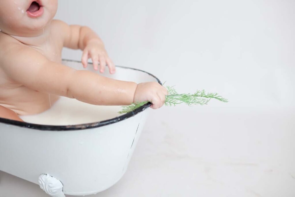 Lá tắm chữa ghẻ nước tại nhà an toàn cho trẻ nhỏ