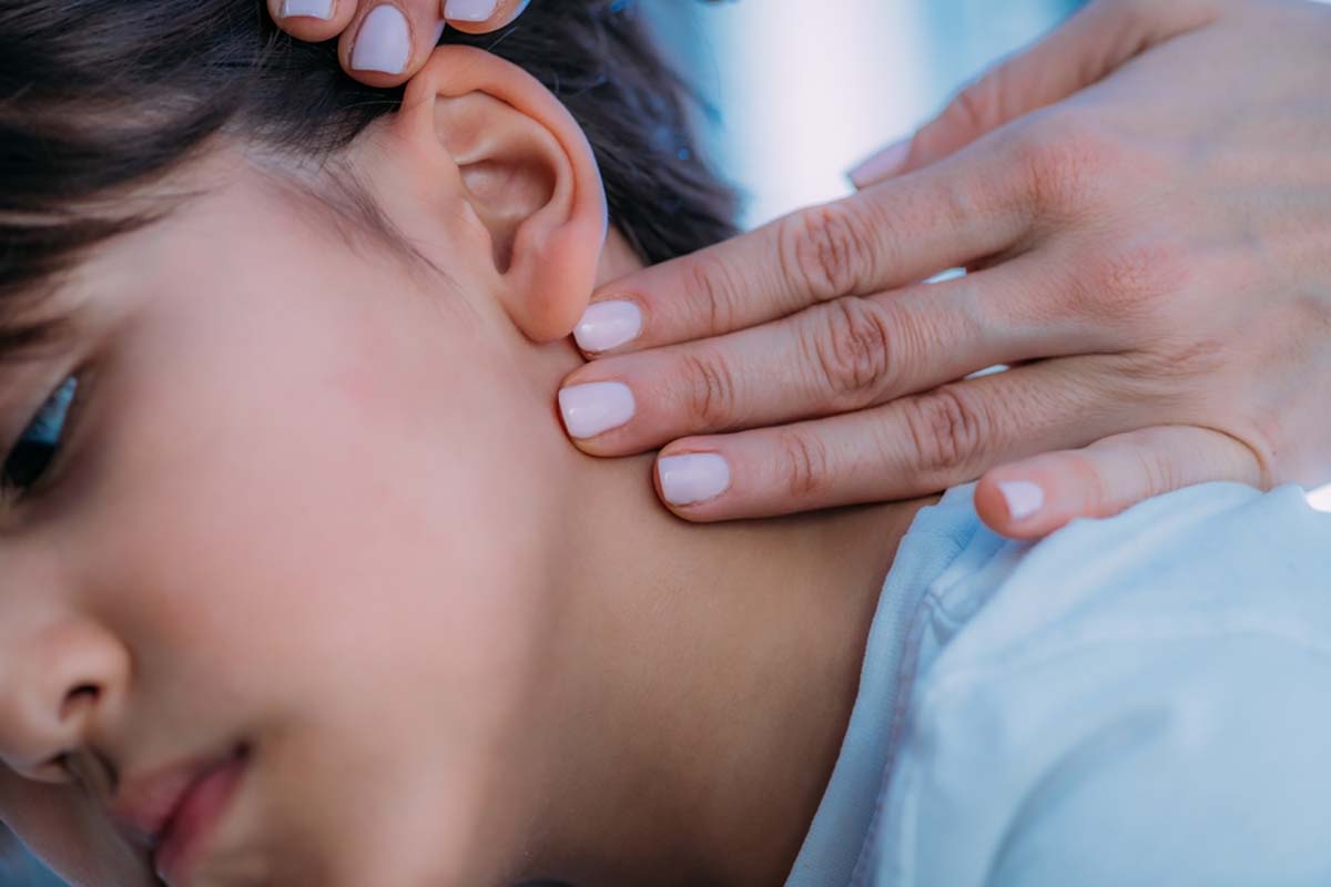 Nổi hạch sau tai ở trẻ nhỏ là gì? Có nguy hiểm không?