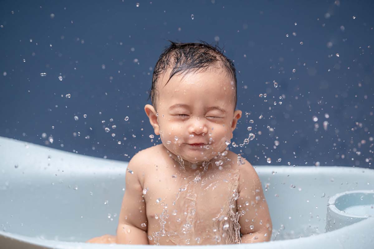 Trẻ sơ sinh bao lâu tắm 1 lần? Có nên tắm mỗi ngày không?
