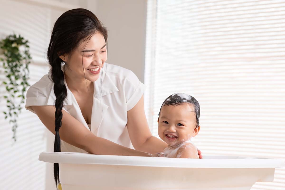 trẻ sơ sinh bao lâu tắm 1 lần để giúp gắn kết tình mẹ con