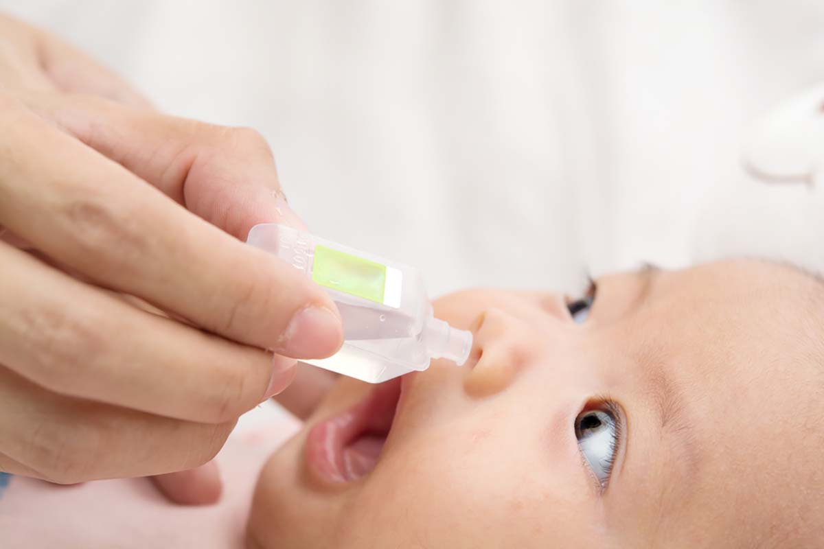 trẻ sơ sinh bị ho sổ mũi nhưng không sốt cần được vệ sinh mũi