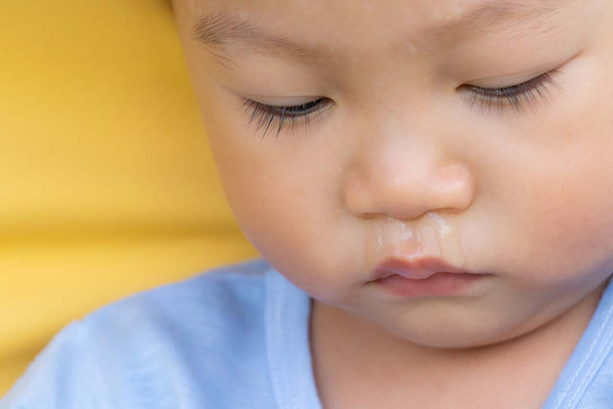 những điều mẹ cần biết khi trẻ sơ sinh bị ho sổ mũi nhưng không sốt