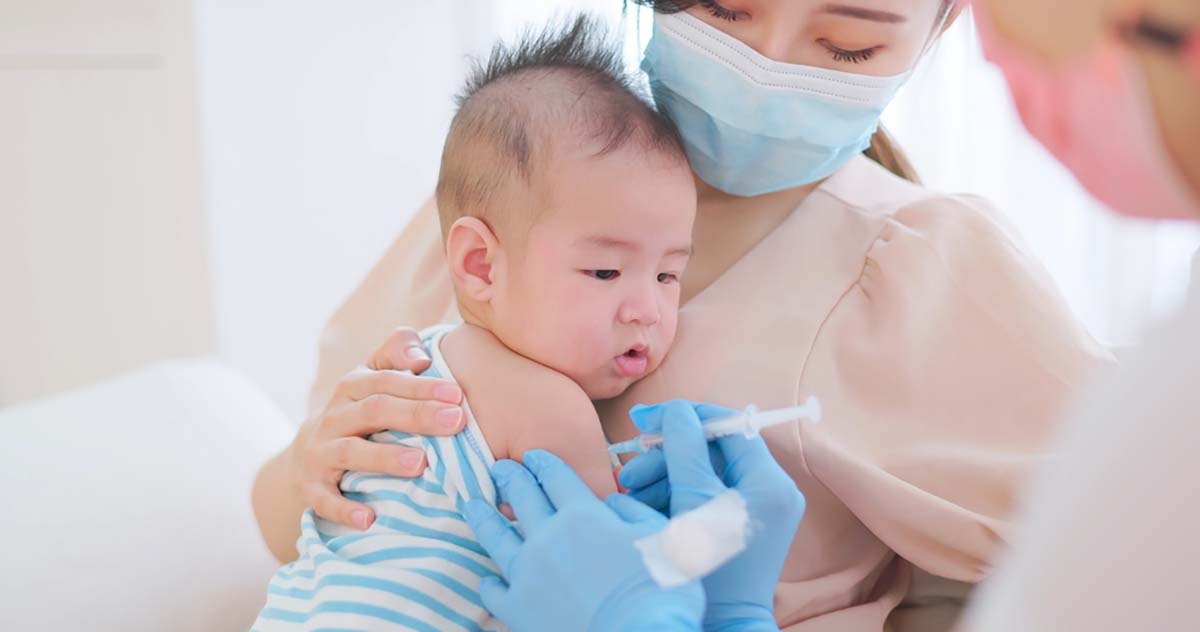 trẻ sơ sinh bị ho sổ mũi nhưng không sốt cần được tiêm chủng