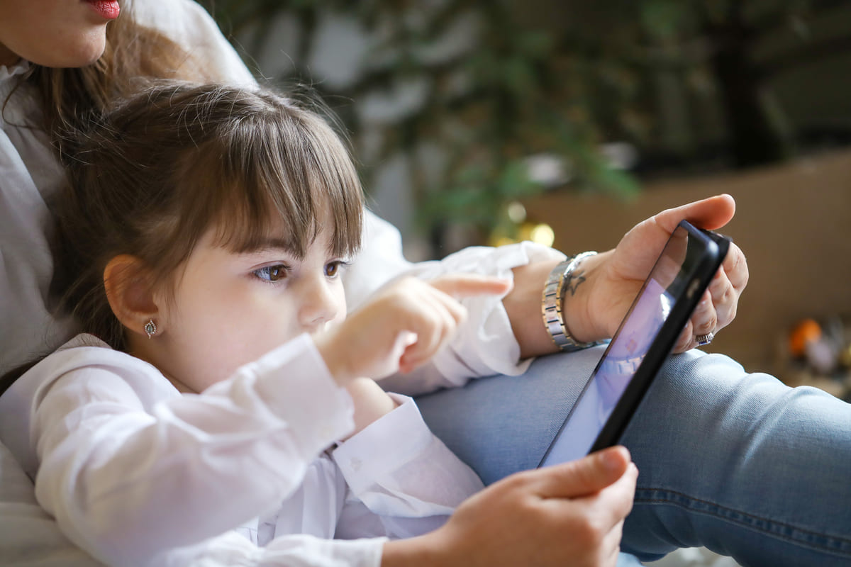 Trẻ dưới 2 tuổi có thể hiểu được nội dung từ TV và phim ảnh