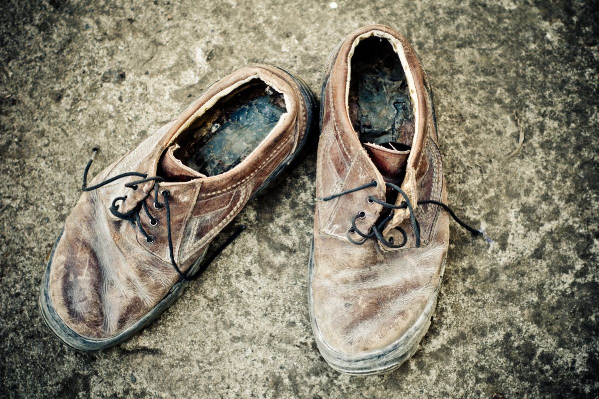 3 mẹo bảo quản giày da khi mùa mưa về