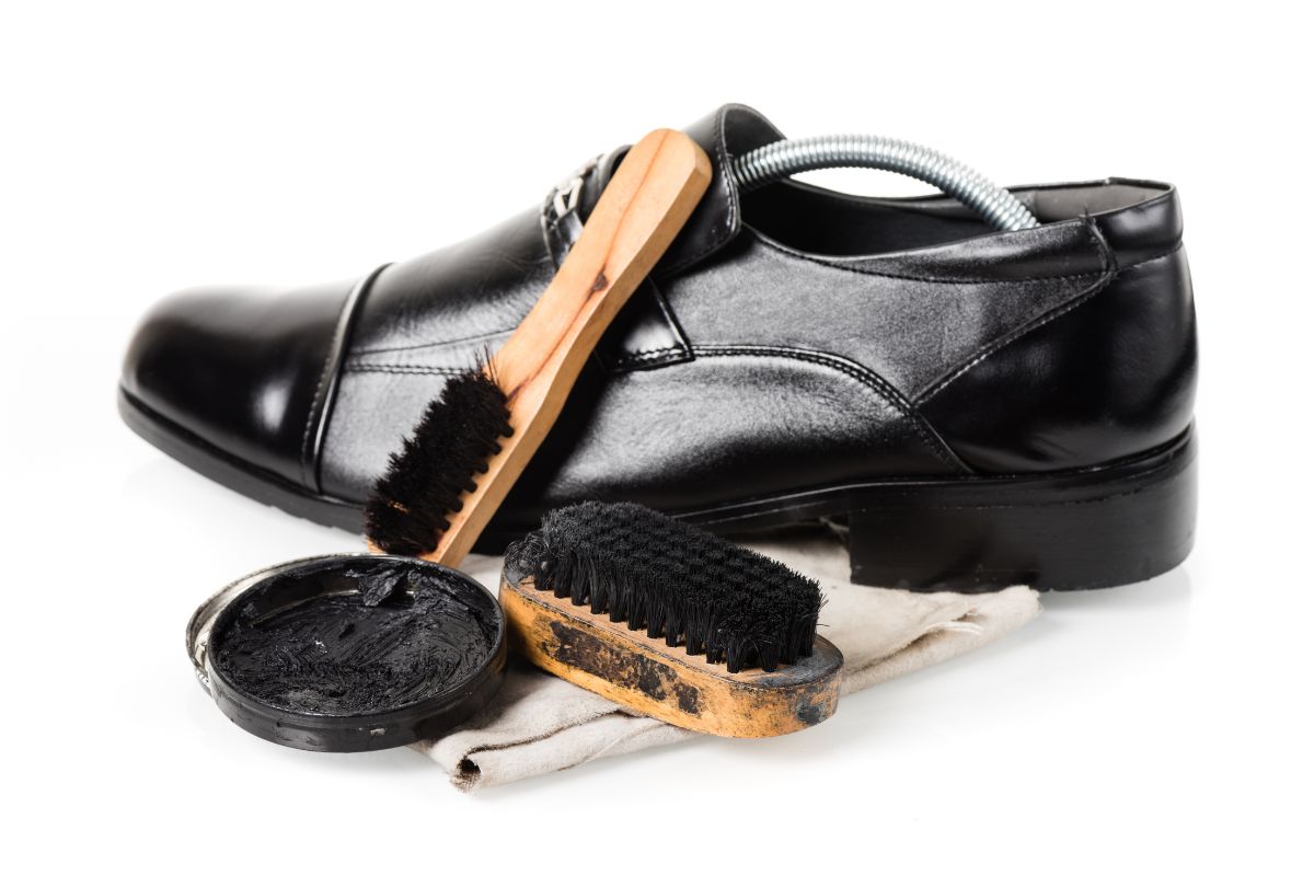 Mùa mưa về, bạn đã biết bảo quản giày da đúng cách để luôn bền đẹp như mới? 2