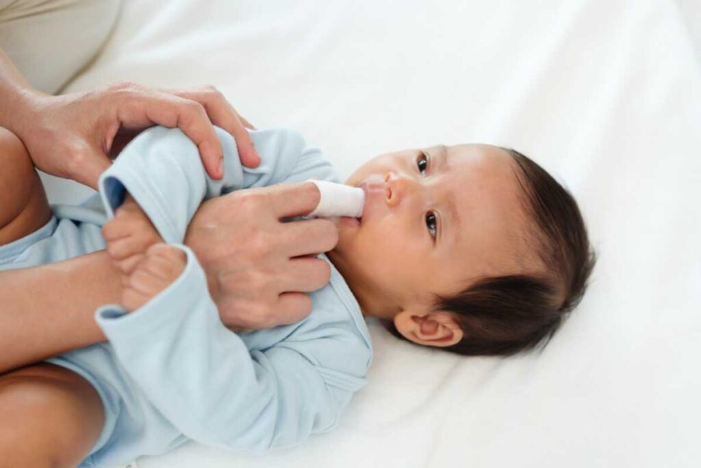 Hướng dẫn cách rơ lưỡi cho trẻ sơ sinh an toàn, sạch khuẩn