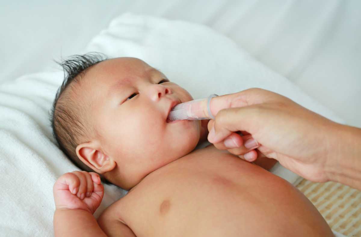 cách rơ lưỡi cho trẻ sơ sinh