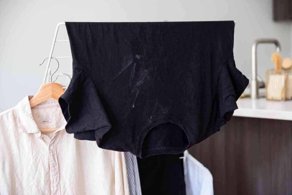 cặn bột giặt trên quần áo