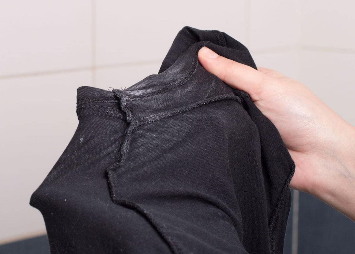 Những nguyên nhân khiến cặn bột giặt bám trên quần áo
