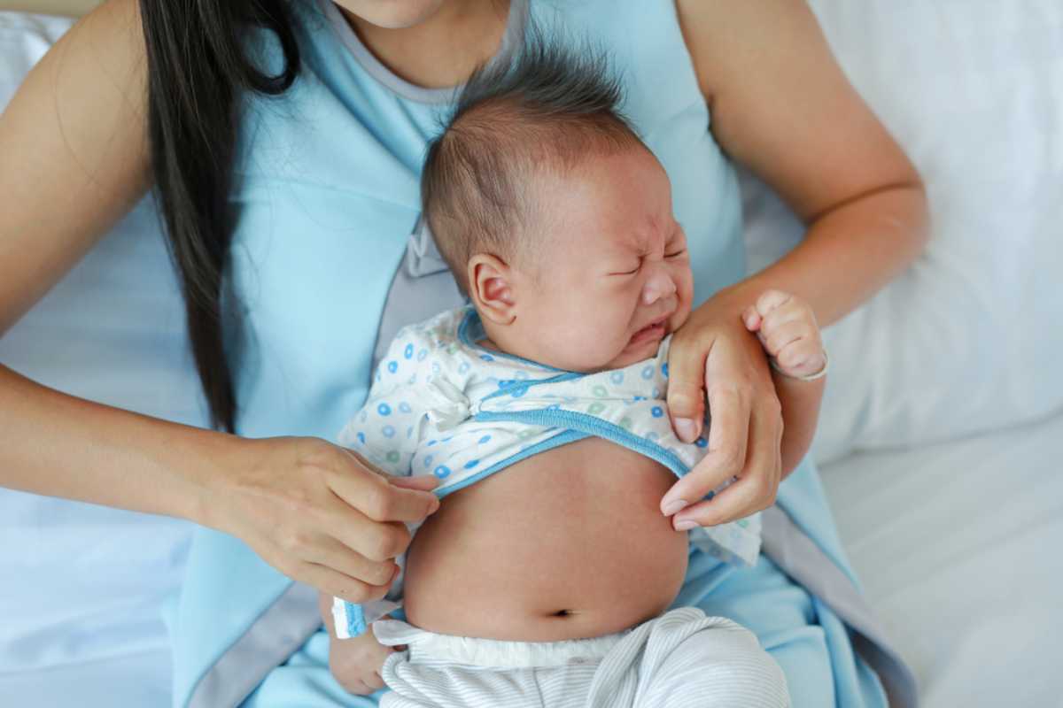 giãn ruột sinh lý ở trẻ sơ sinh khiến bé phải gồng mình