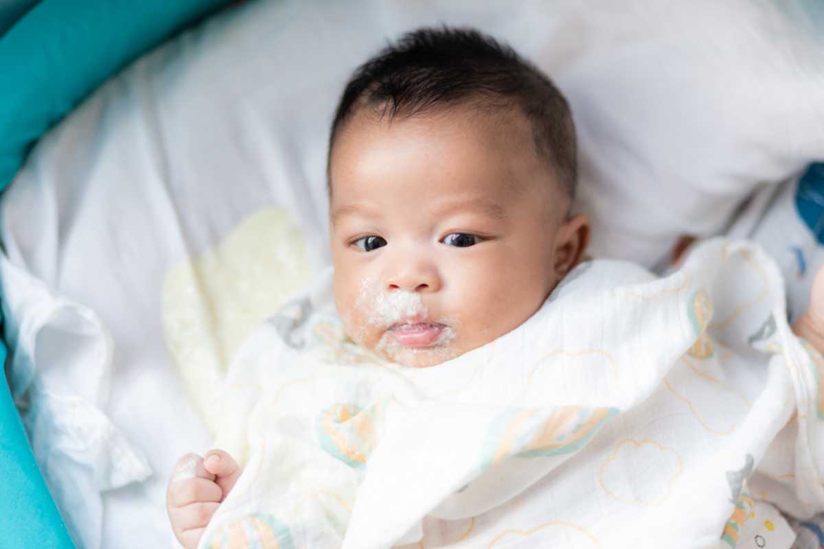 Mách bạn 5 mẹo trị ọc sữa cho trẻ sơ sinh hiệu quả nhất
