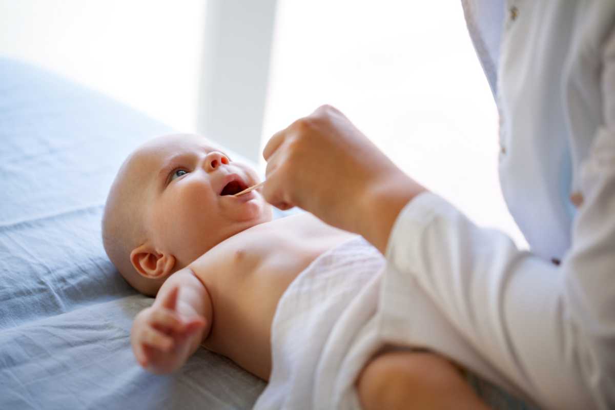 nanh sữa ở trẻ sơ sinh nếu nghiêm trọng cần đưa bé đi khám 