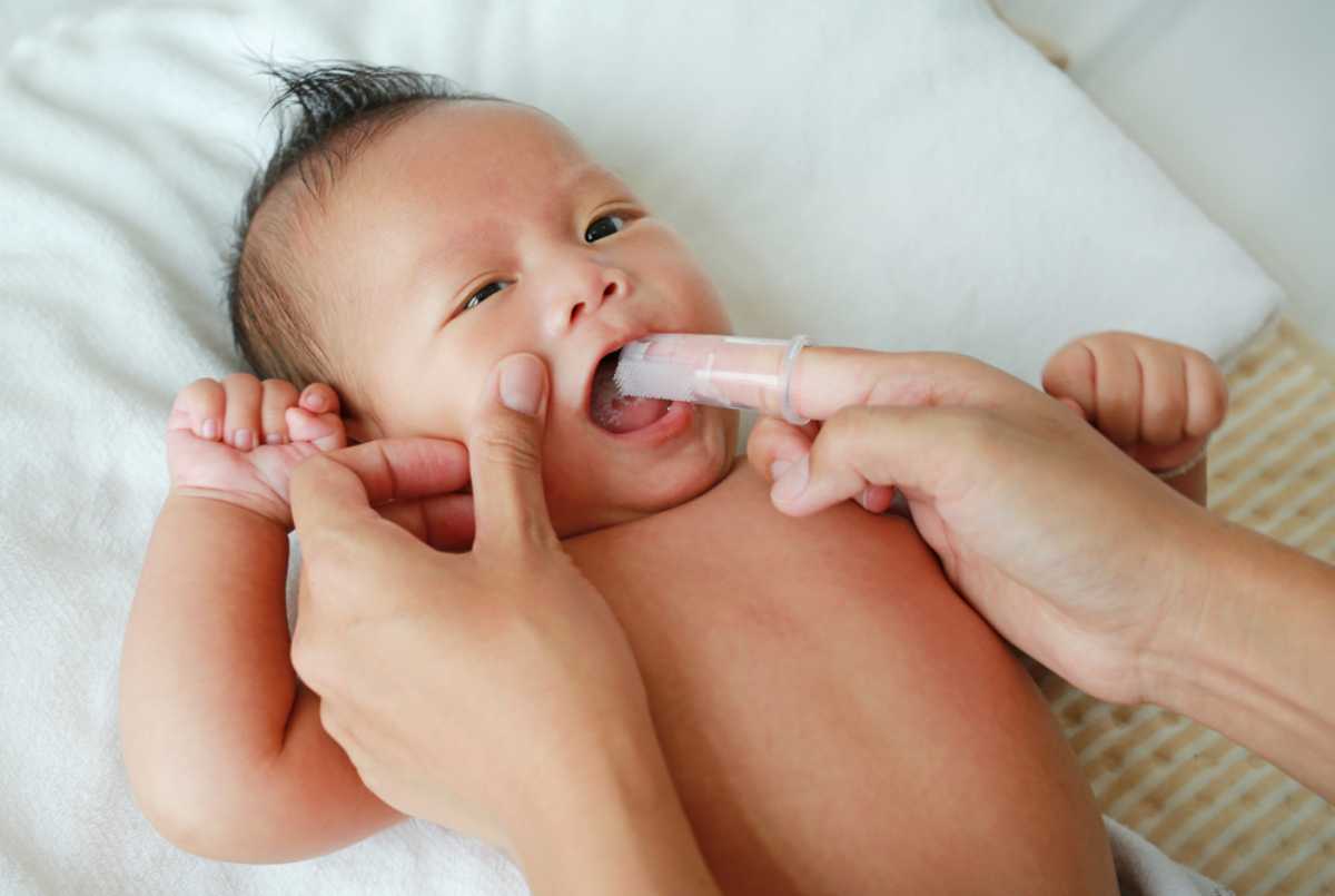 chăm sóc răng miệng khi có nanh sữa ở trẻ sơ sinh