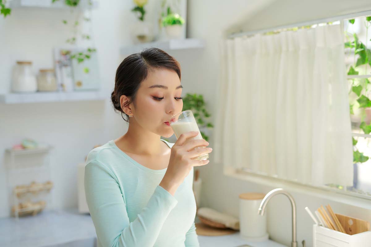 thời điểm thích hợp để uống ngũ cốc lợi sữa cho mẹ sau sinh 