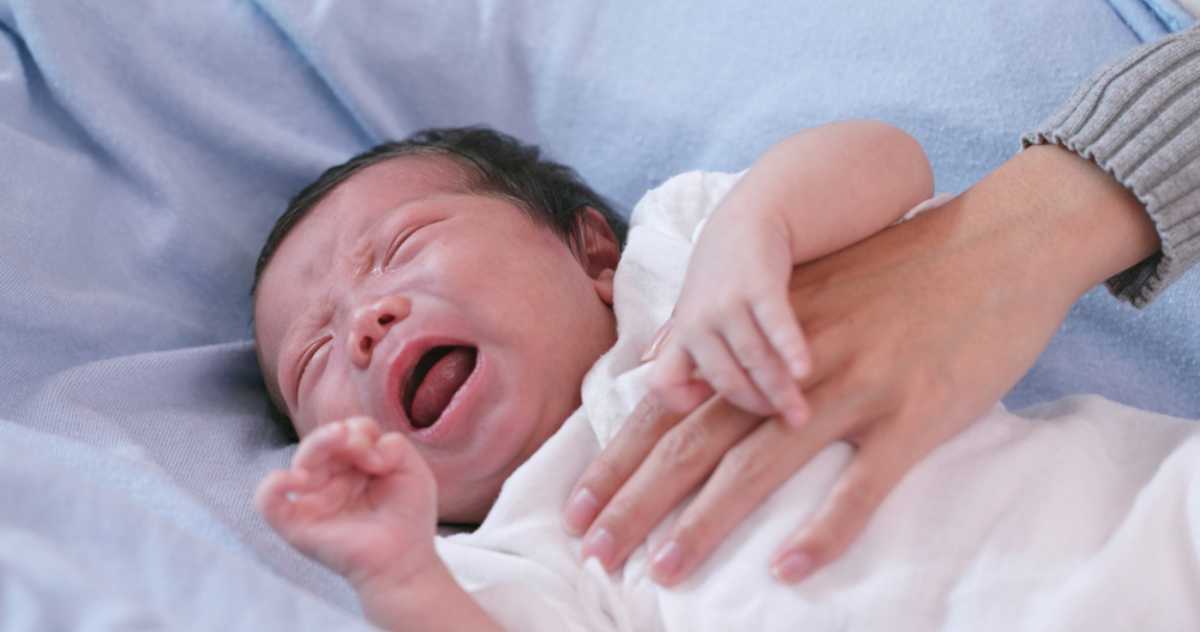 Trẻ sơ sinh bị ho phải làm sao? Khi nào cần đưa bé đi khám?