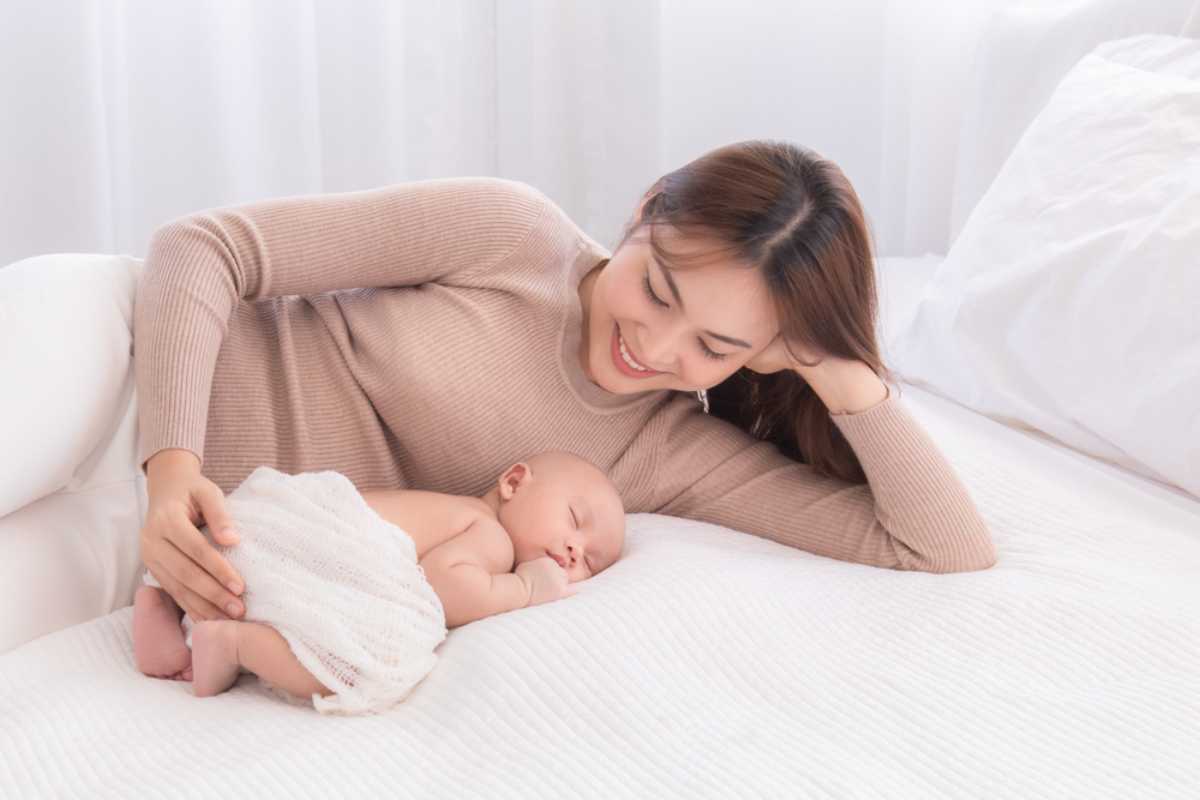 trẻ sơ sinh nằm nghiêng và nằm sấp khi ngủ