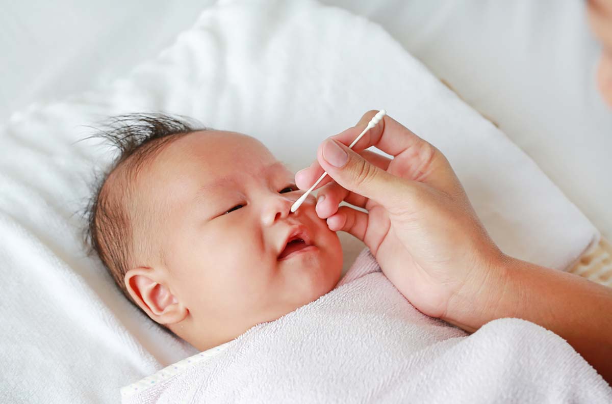 5 cách vệ sinh mũi cho trẻ sơ sinh sạch và an toàn