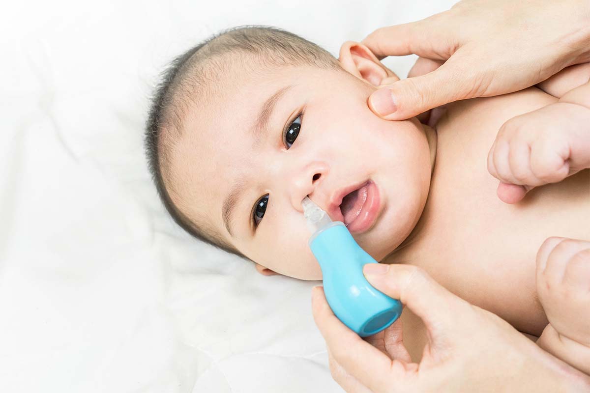vệ sinh mũi cho trẻ sơ sinh bằng bóng hút mũi
