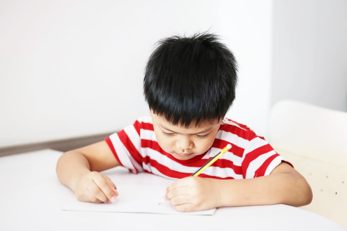 Trẻ viết bằng tay trái: Có nên tập cho con viết tay phải?