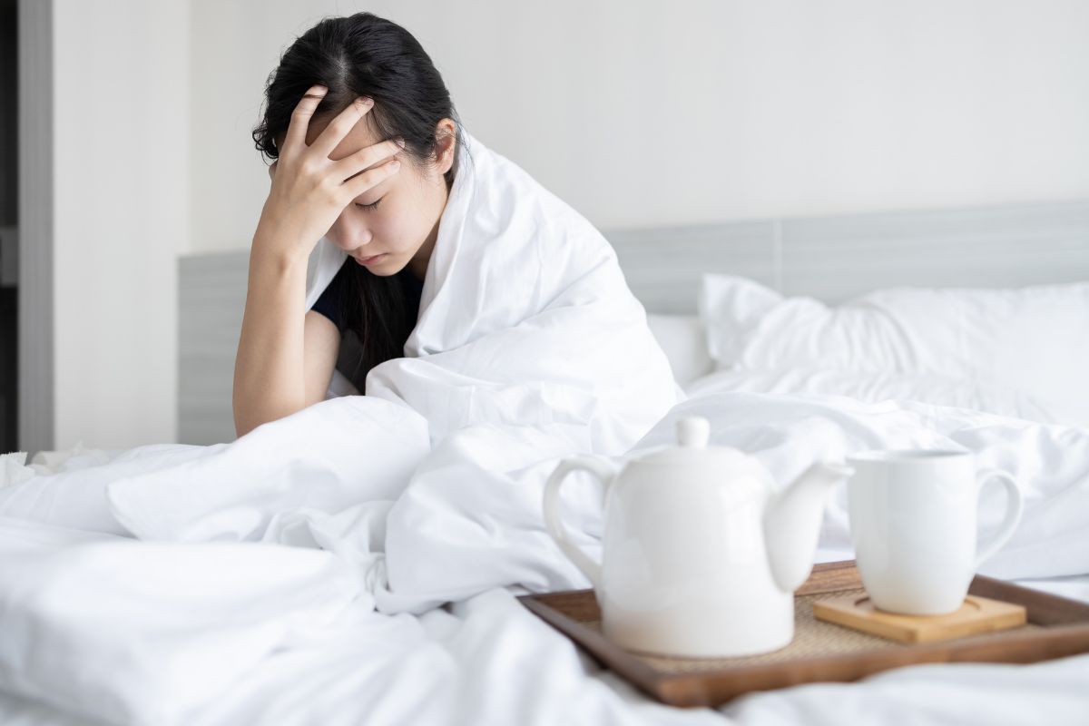 bật dậy đột ngột khi ngủ vừa thức giấc có thể gây chóng mặt choáng váng