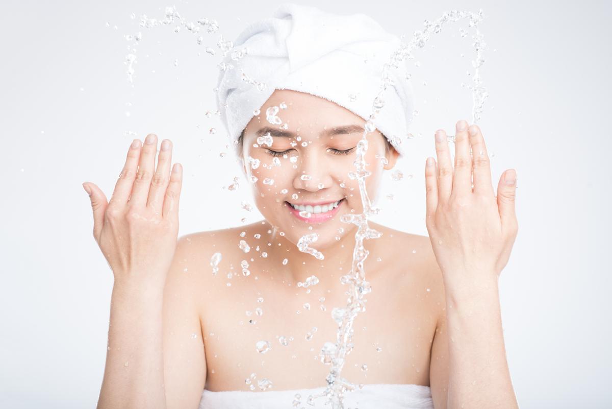 cách chăm sóc da mặt trắng mịn tại nhà là rửa mặt sạch