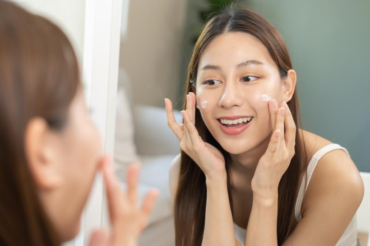 cách chăm sóc da mặt trắng mịn tại nhà là dùng kem dưỡng ẩm
