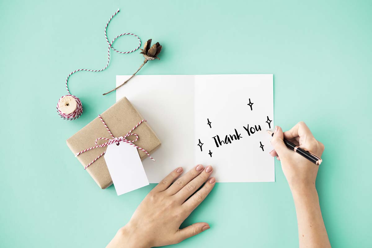 cách thực hành lòng biết ơn là viết thư cảm ơn