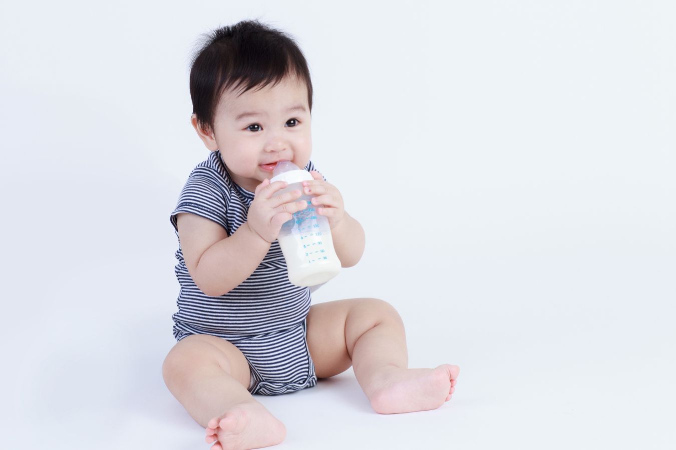 Sữa mẹ chứa các chất dinh dưỡng quan trọng cho bé dưới 1 tuổi