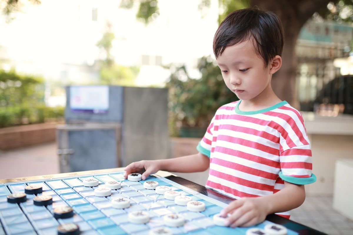 04 lợi ích của việc dạy trẻ chơi cờ vua ba mẹ cần biết