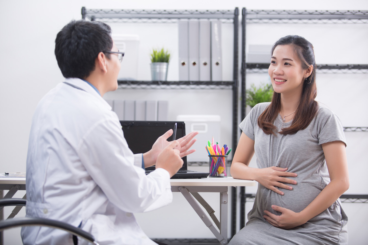 phòng ngừa triệu chứng thiếu canxi là nên đi khám thai định kỳ