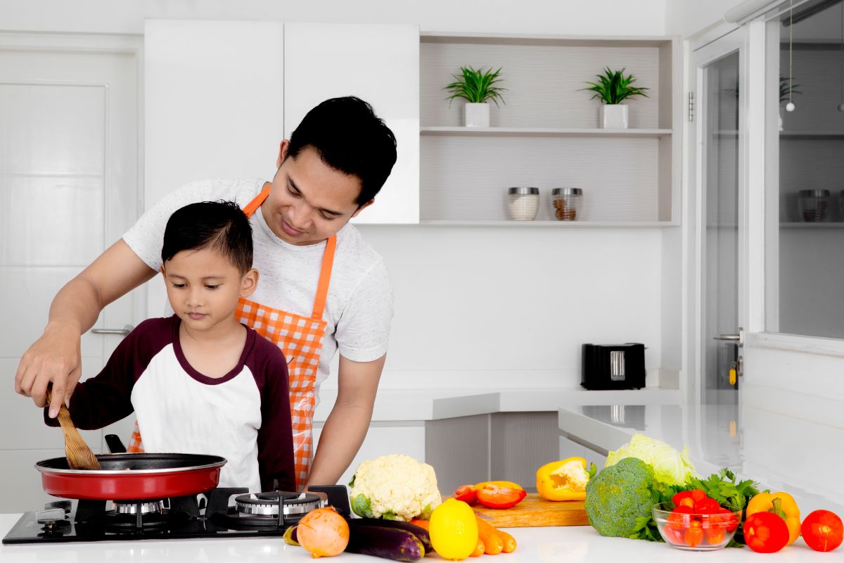 04 lợi ích của việc dạy con nấu ăn