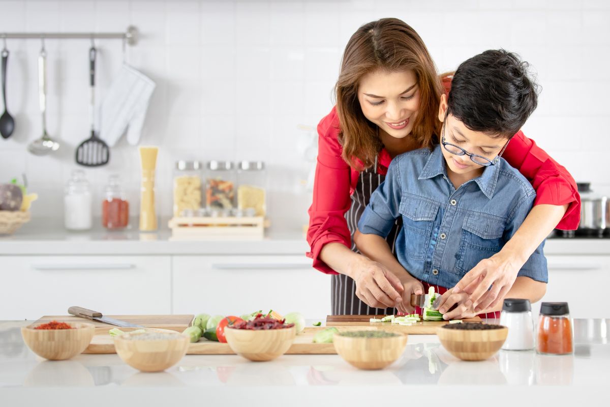 04 lợi ích của việc dạy con nấu ăn ba mẹ nên biết!