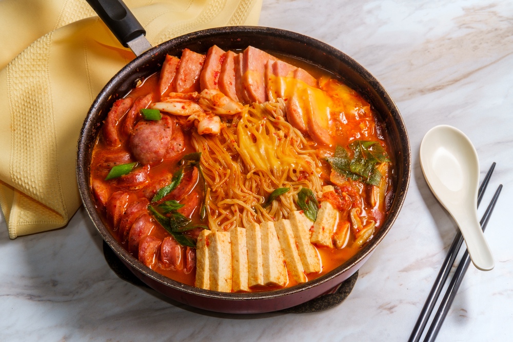 các món ăn Hàn Quốc là Budae Jjigae