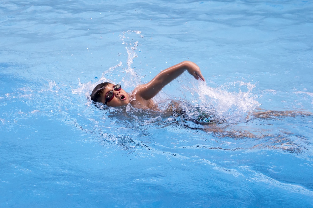 Dạy bơi cho trẻ em: Kỹ năng sống còn mà trẻ nên học từ sớm!
