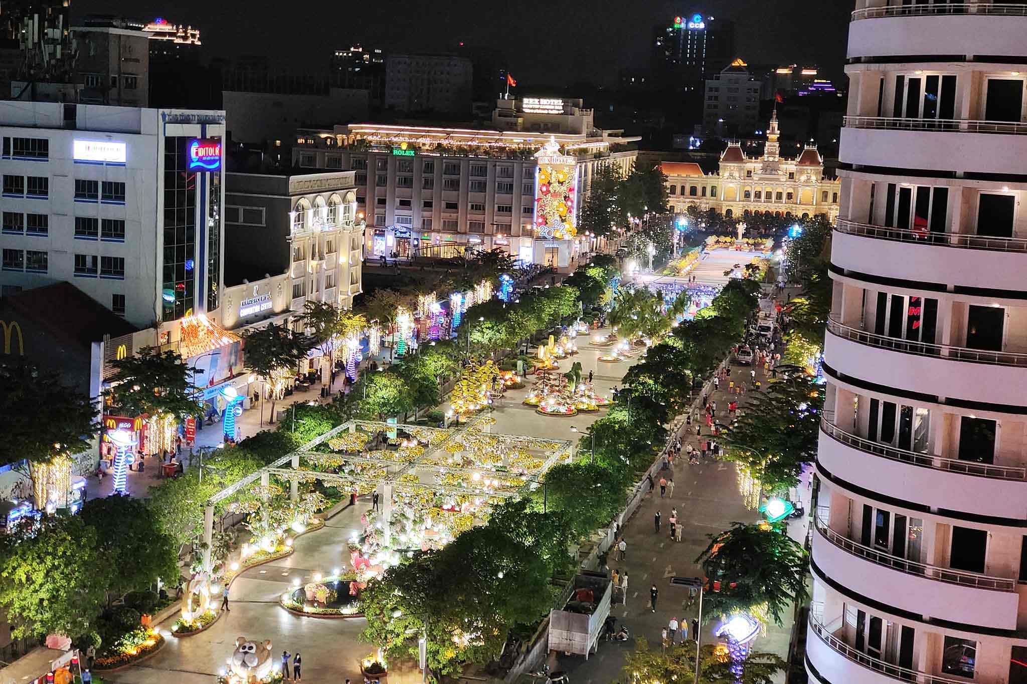 Sài Gòn đi đâu chơi về đêm chính là phố đi bộ Nguyễn Huệ