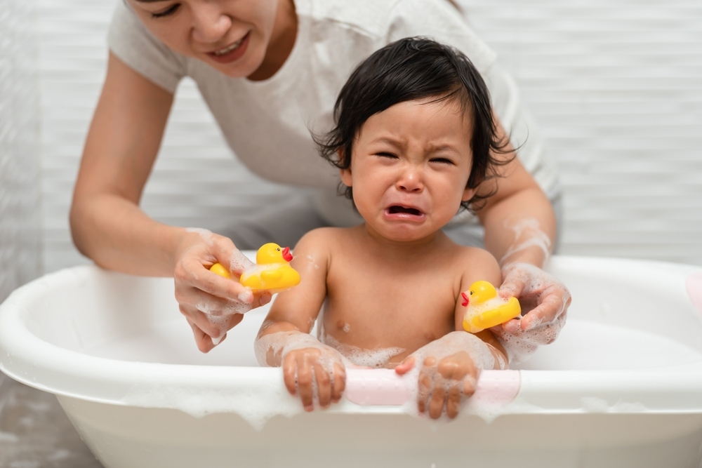 dấu hiệu trẻ không thích dùng chậu tắm cho bé