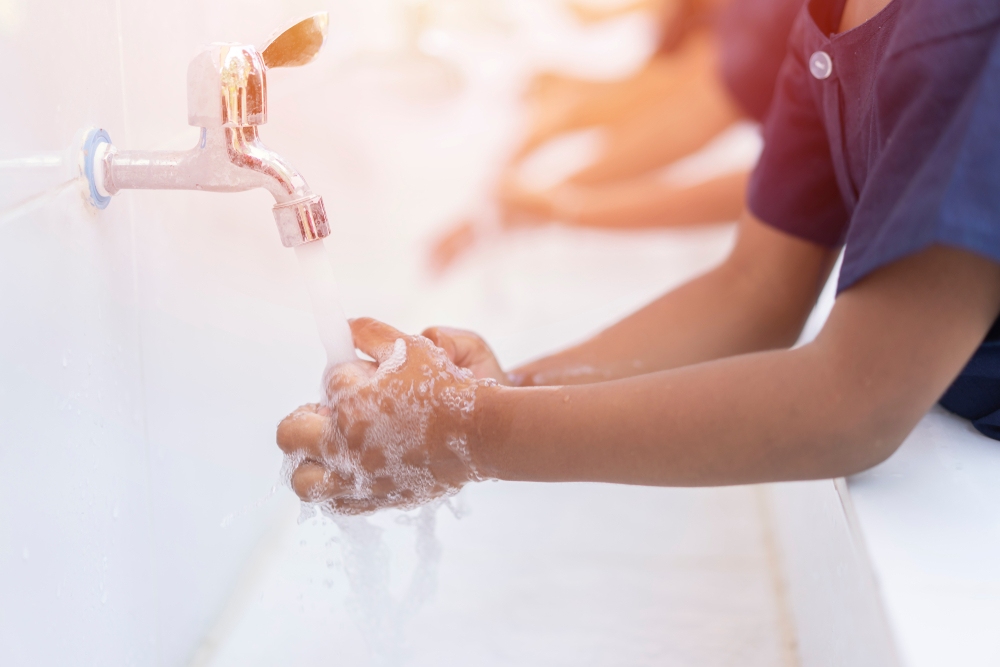 rửa tay trước khi ăn để ngừa ngộ độc thức ăn