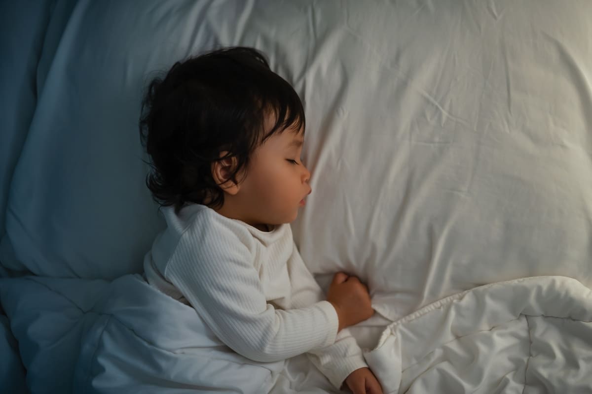 trẻ ra nhiều mồ hôi khi ngủ có nguy hiểm không