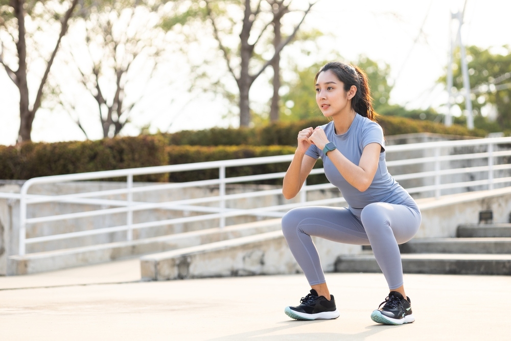 cách làm chân thon và thẳng trong 1 tuần​ là bài tập squat