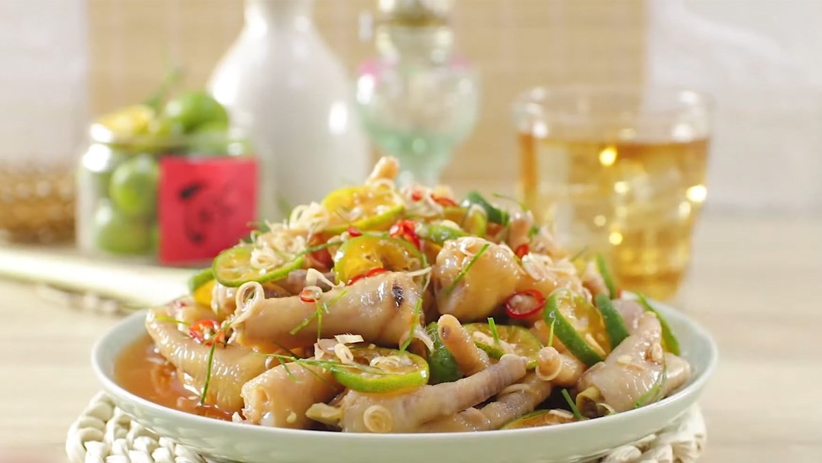 cách làm chân gà ngâm sả tắc và thưởng thức