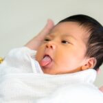 cách làm sạch lưỡi bị trắng cho trẻ sơ sinh​