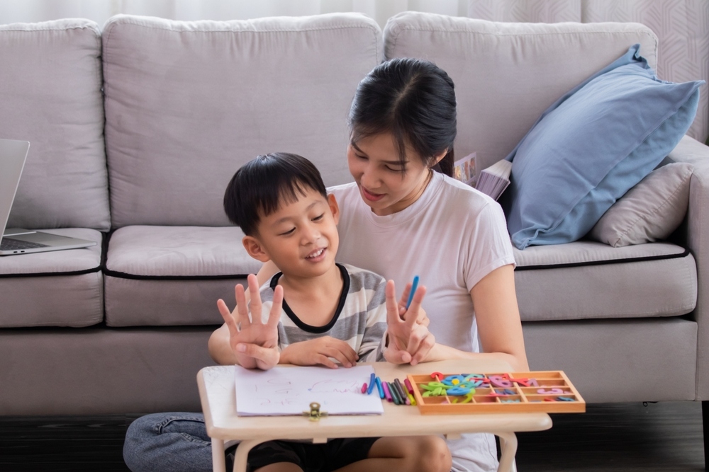 dạy con học làm thế nào để hỗ trợ mà không can thiệp quá mức