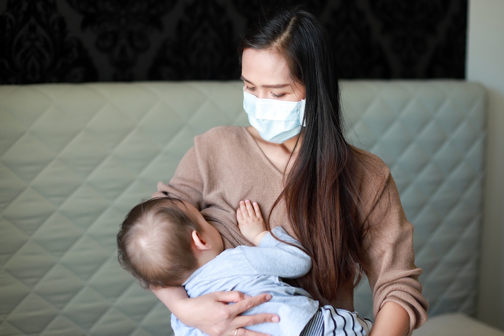mẹ bị covid có cho con bú được không