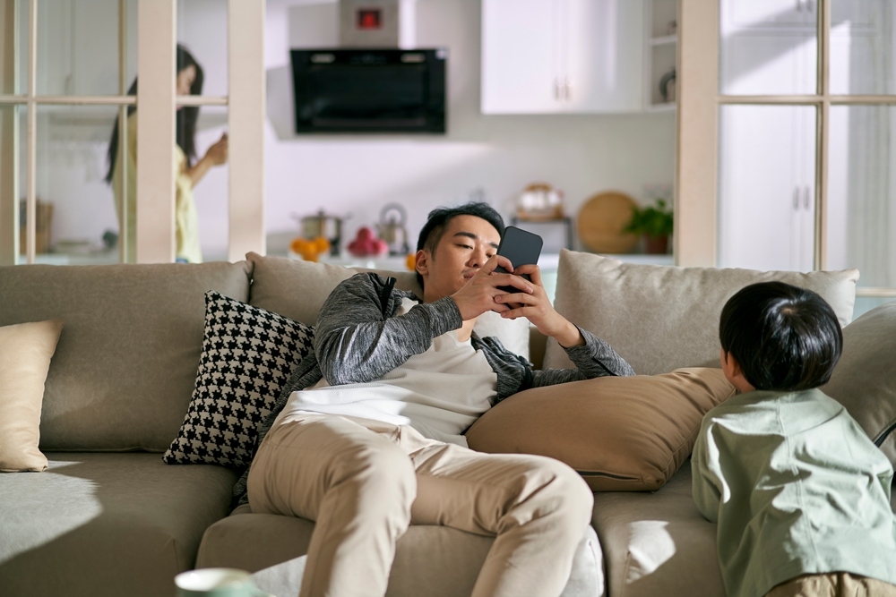 Những tổn thương không lời của người vợ khi chồng nghiện điện thoại