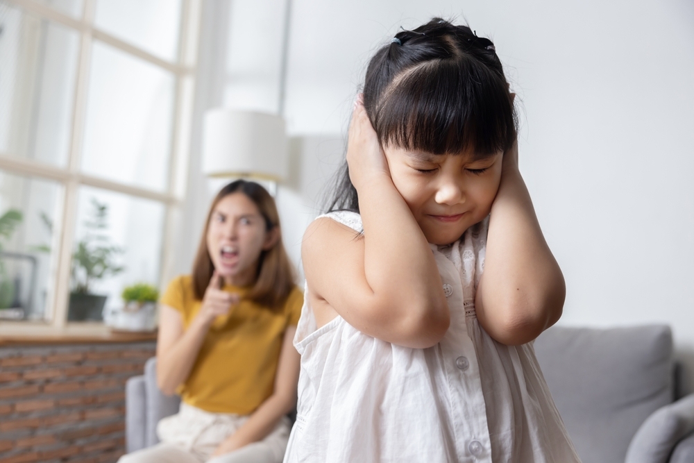 La mắng ngay khi con nói trống không