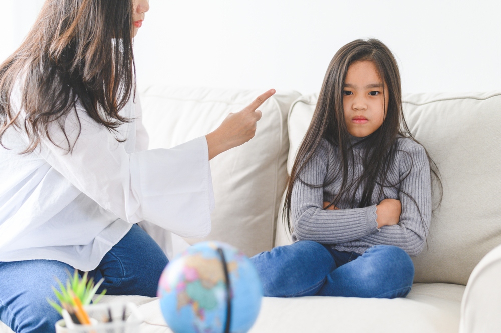 Phản ứng sai lầm của ba mẹ khi trẻ nóng giận